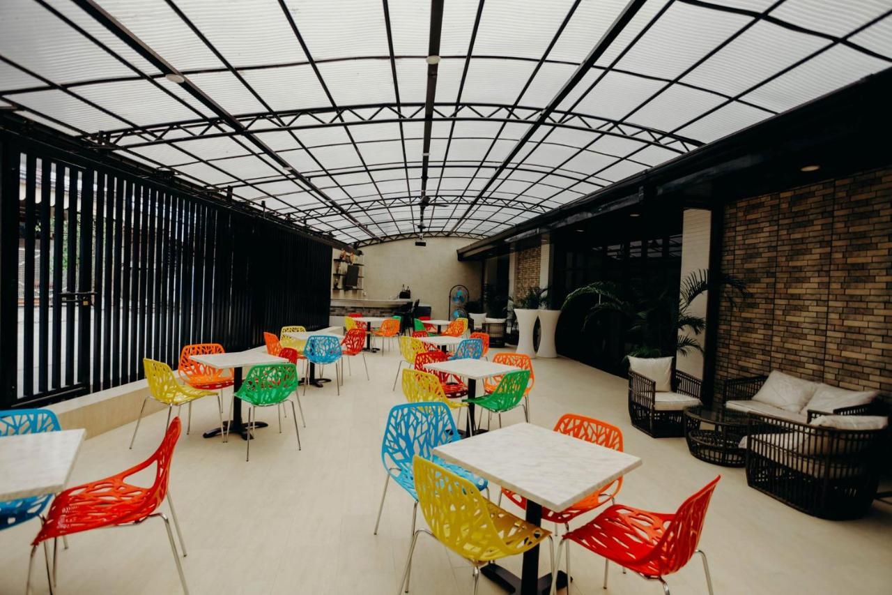 Halfway House Hostel Mactan Cebu Airport Мактан Экстерьер фото